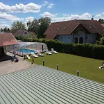 Schoenes Mit Grossen Pool 250 M Vom Balaton Nyaraló Balatonmáriafürdő