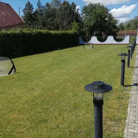 Schoenes Mit Grossen Pool 250 M Vom Balaton بيت للعطل