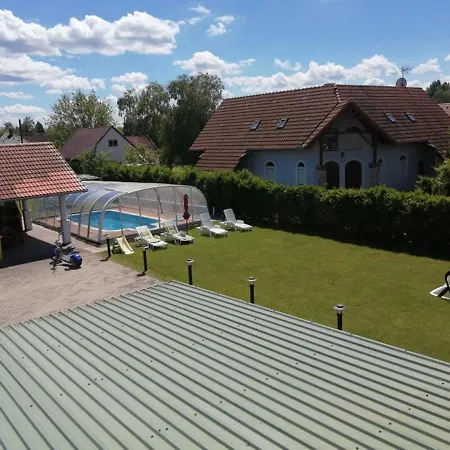 Schoenes Mit Grossen Pool 250 M Vom Balaton بيت للعطل Balatonmáriafürdő