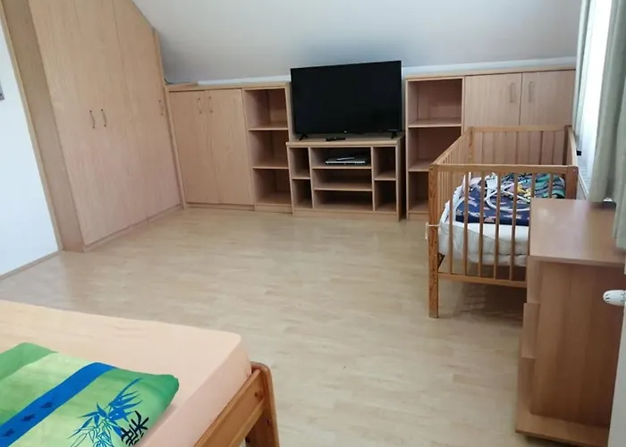 Schoenes Mit Grossen Pool 250 M Vom Balaton Semesterbostad Balatonmáriafürdő