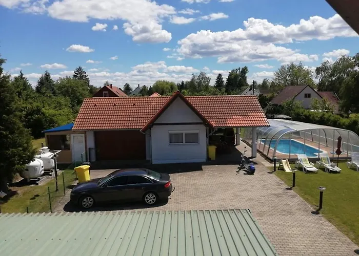Dom wakacyjny Schoenes Mit Grossen Pool 250 M Vom Balaton Balatonmáriafürdő